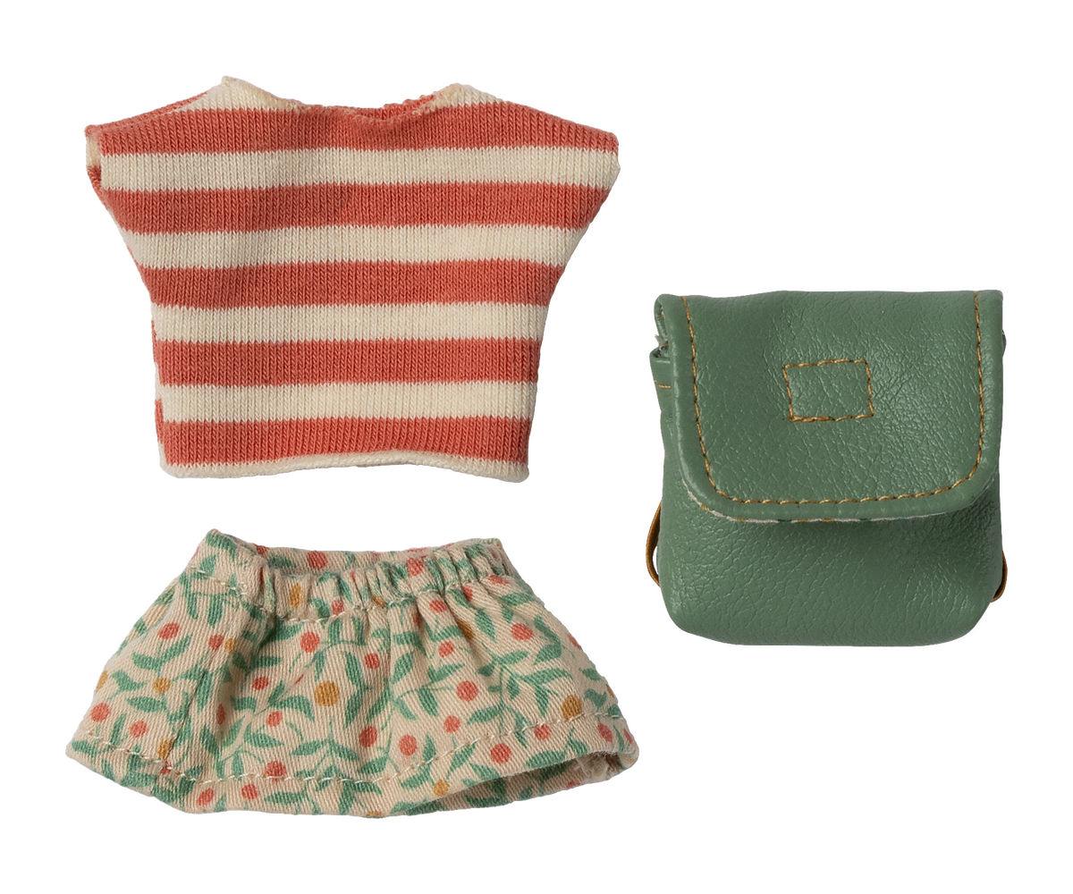 Ropa y mochila verde - Ratoncita hermana mayor